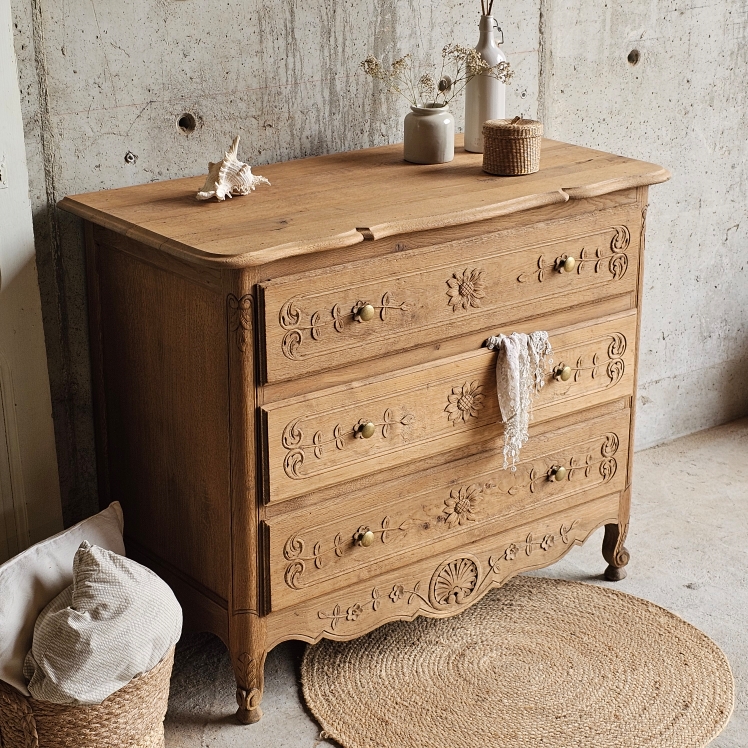 20251010_132228ancienne commode sculpté style louis xv bois brut laiton