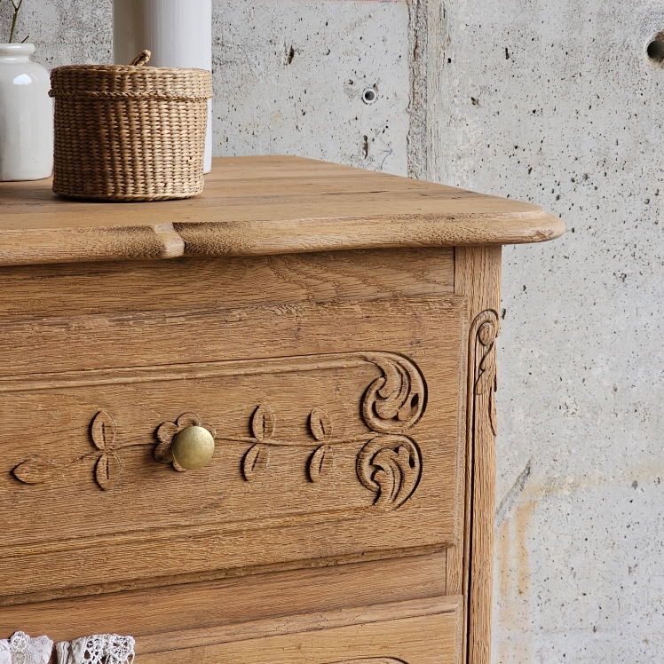 20251010_132743ancienne commode sculpté style louis xv bois brut laiton