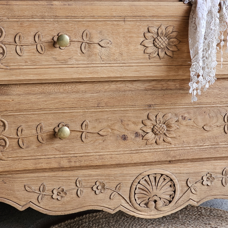 20251010_132720ancienne commode sculpté style louis xv bois brut laiton