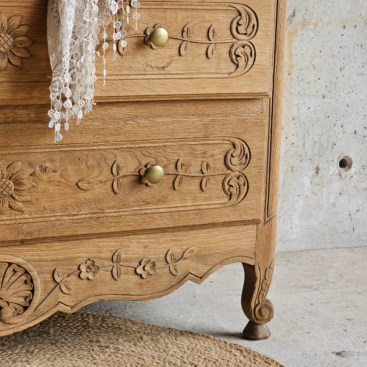 20251010_132732ancienne commode sculpté style louis xv bois brut laiton