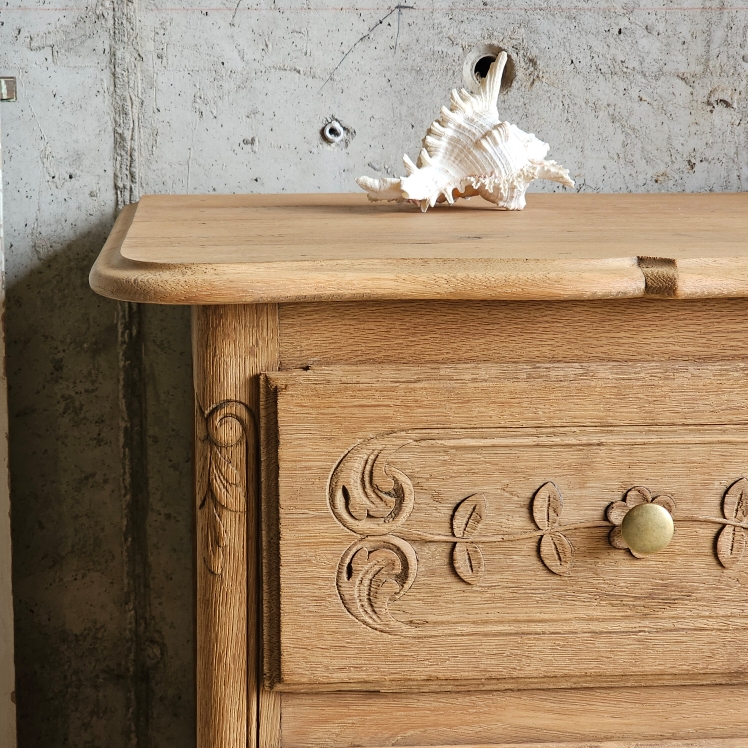 20251010_132749ancienne commode sculpté style louis xv bois brut laiton