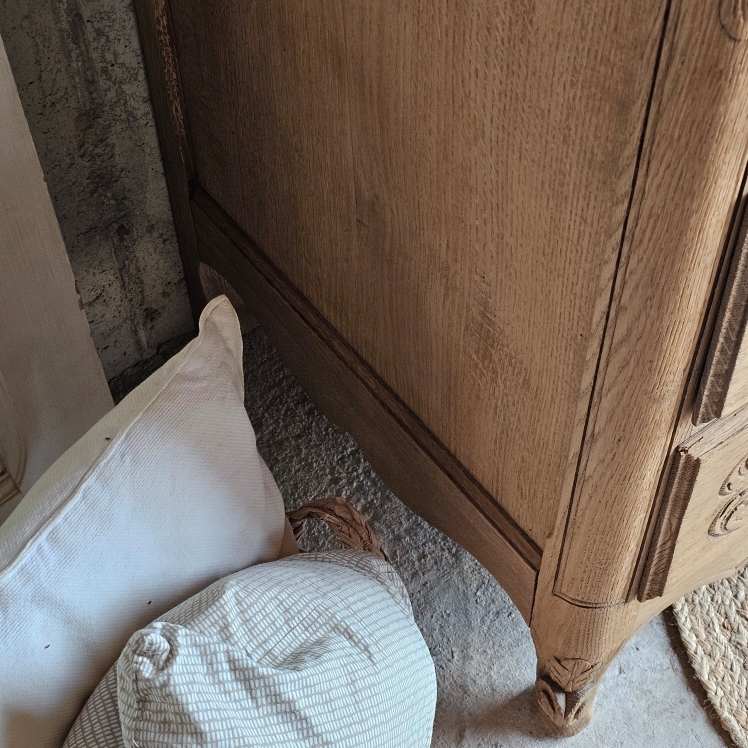 20251010_132833ancienne commode sculpté style louis xv bois brut laiton