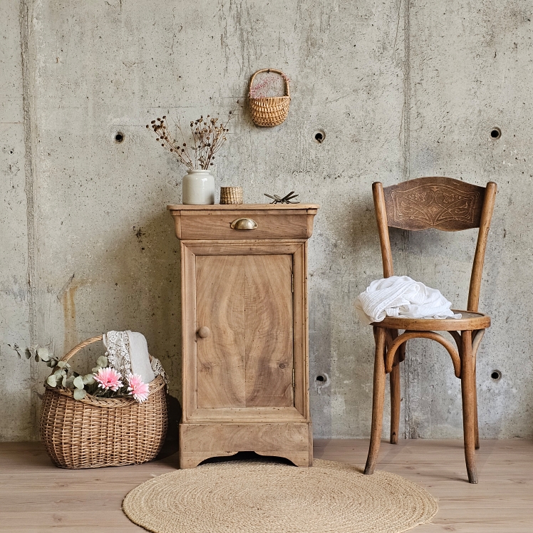 Meuble ancien en bois brut-le charme des meubles de brocante -chevet20251025_144618