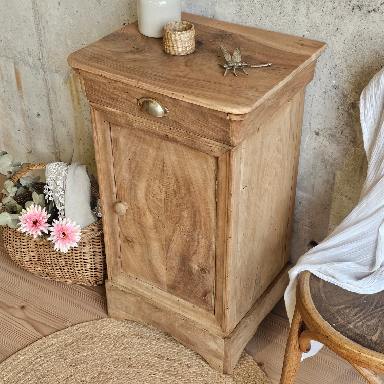 Meuble ancien en bois brut-le charme des meubles de brocante -chevet20251025_144321