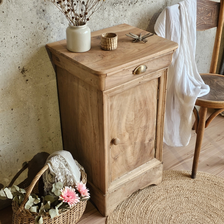 Meuble ancien en bois brut-le charme des meubles de brocante -chevet20251025_144417