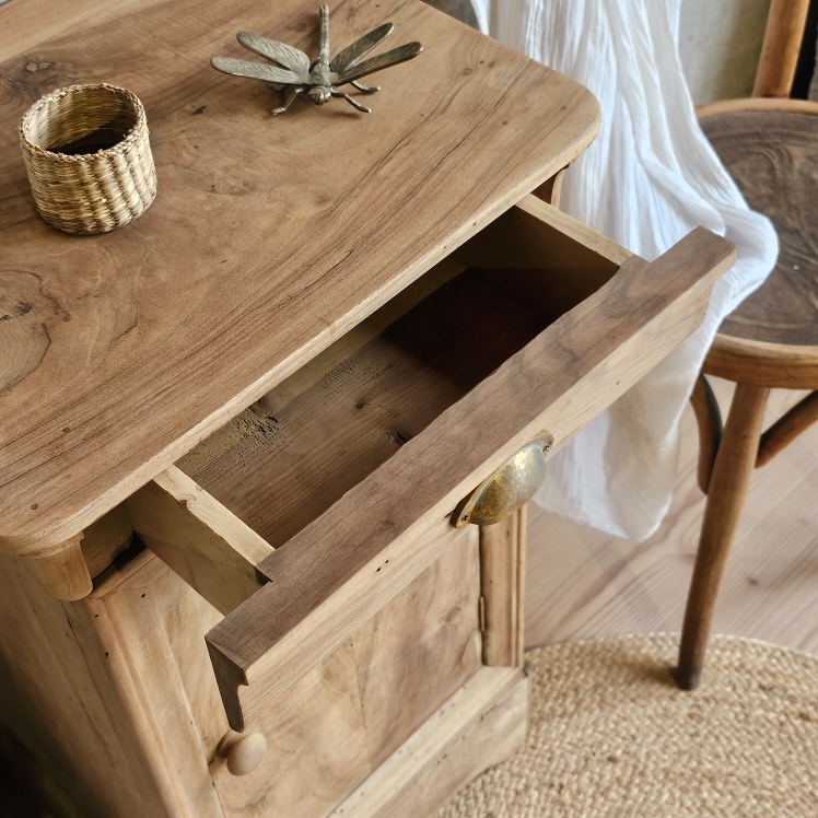 Meuble ancien en bois brut-le charme des meubles de brocante -chevet20251025_144346