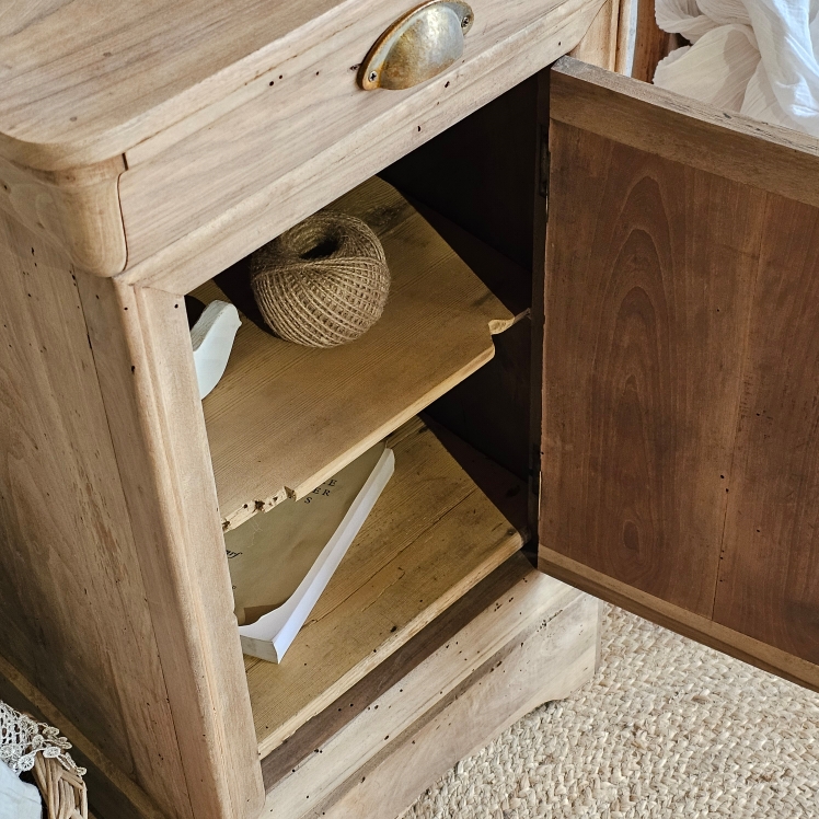 Meuble ancien en bois brut-le charme des meubles de brocante -chevet20251025_144839