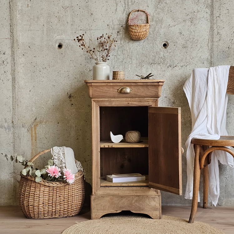 Meuble ancien en bois brut-le charme des meubles de brocante -chevet20251025_144234