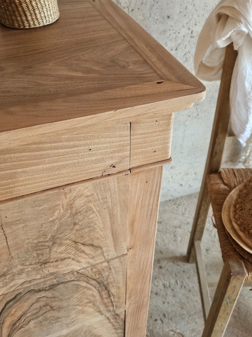 Commode ancienne en noyer massif, façades en placage de noyer plume, meuble ancien restauré et protégé20251114_145738