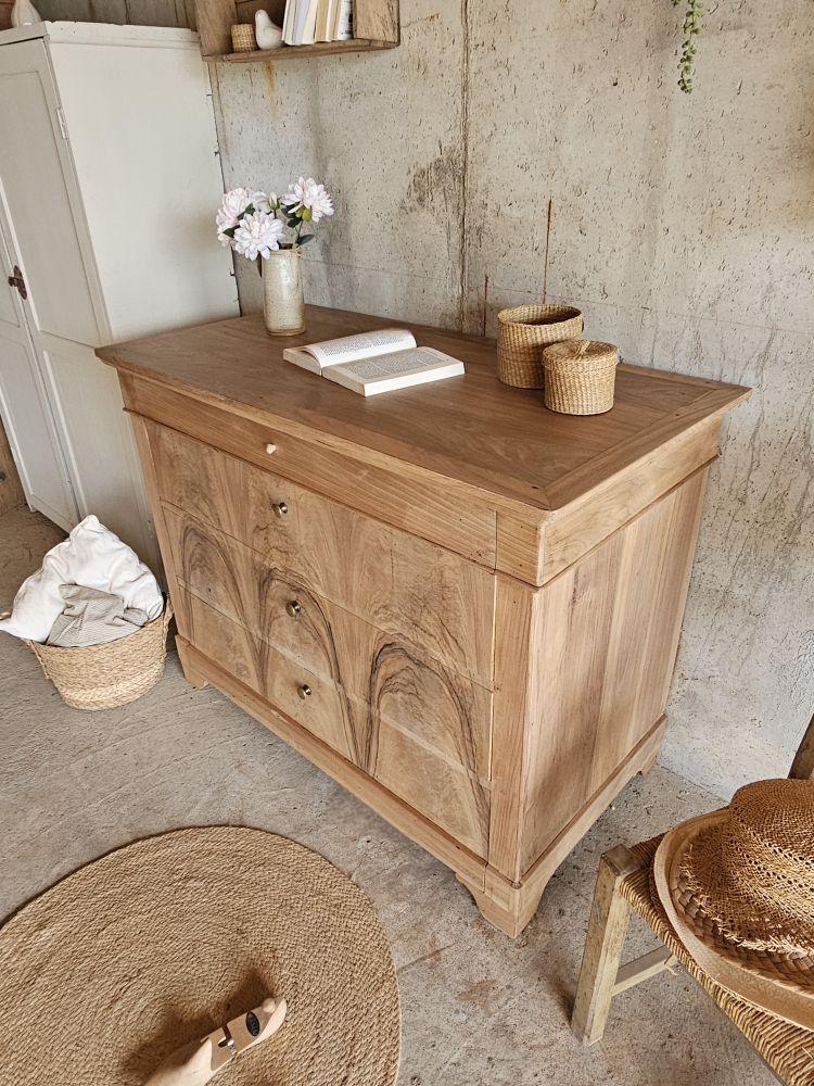 Commode ancienne en noyer massif, façades en placage de noyer plume, meuble ancien restauré et protégé20251114_145702