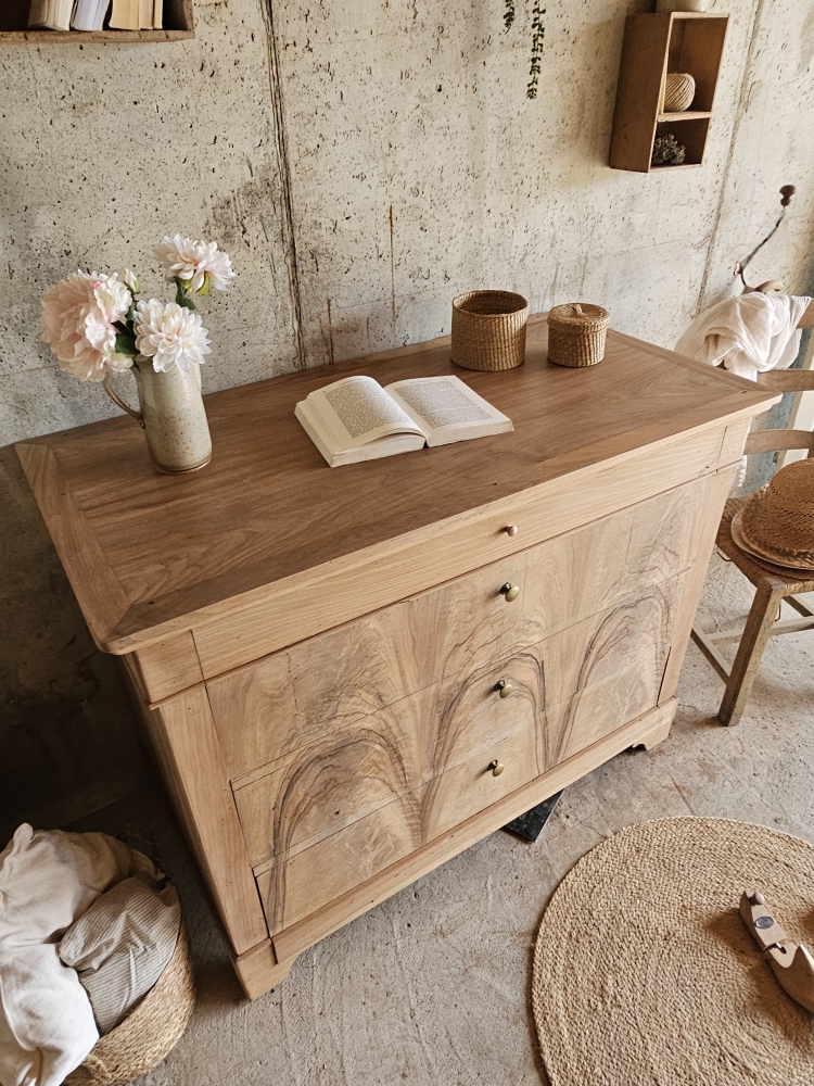 Commode ancienne en noyer massif, façades en placage de noyer plume, meuble ancien restauré et protégé20251114_145539