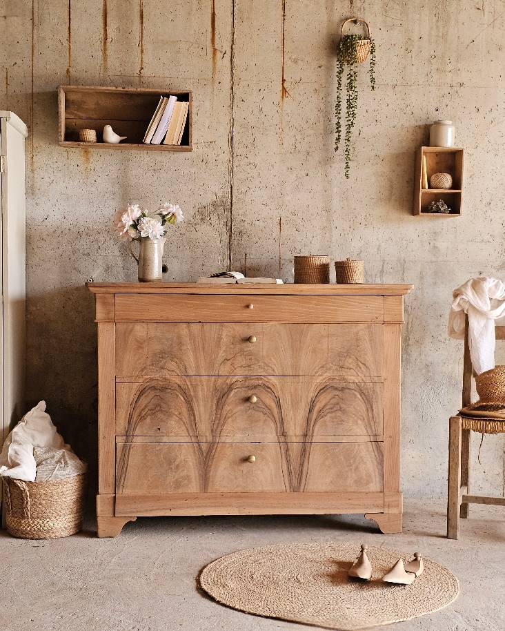 Commode ancienne en noyer massif, façades en placage de noyer plume, meuble ancien restauré et protégé7cdd7da3-5d78-467e-9ab9-8372ff14ebf2_20251114_182654_0000