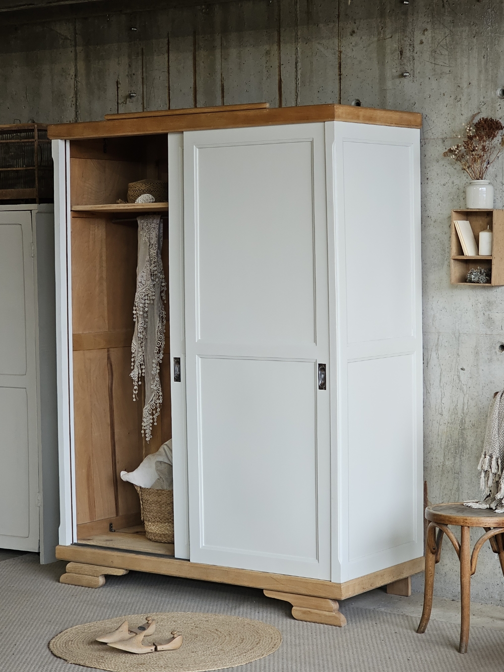 Jolie armoire ancienne en bois massif.20251206_152626
