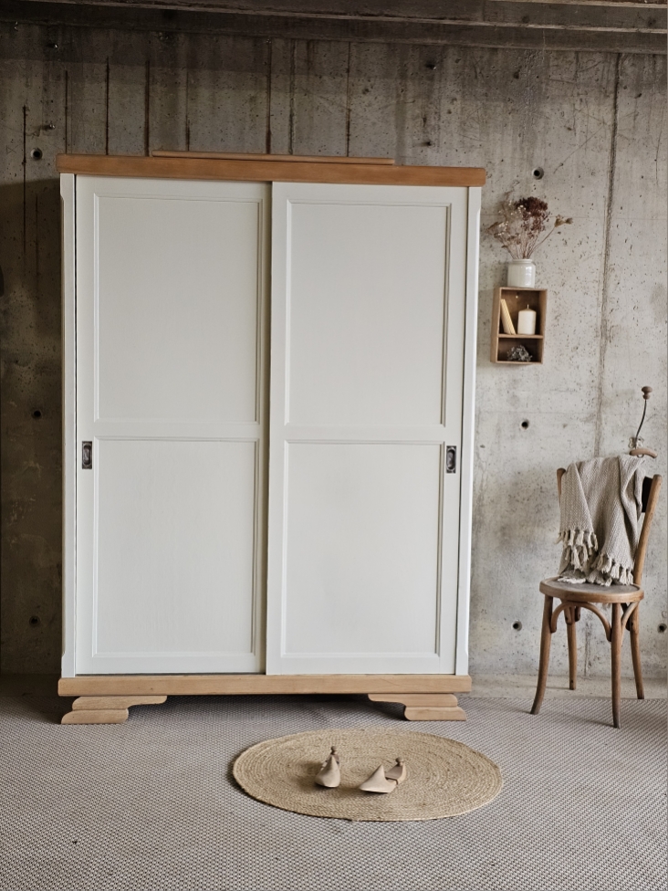 Jolie armoire ancienne en bois massif.20251206_151908