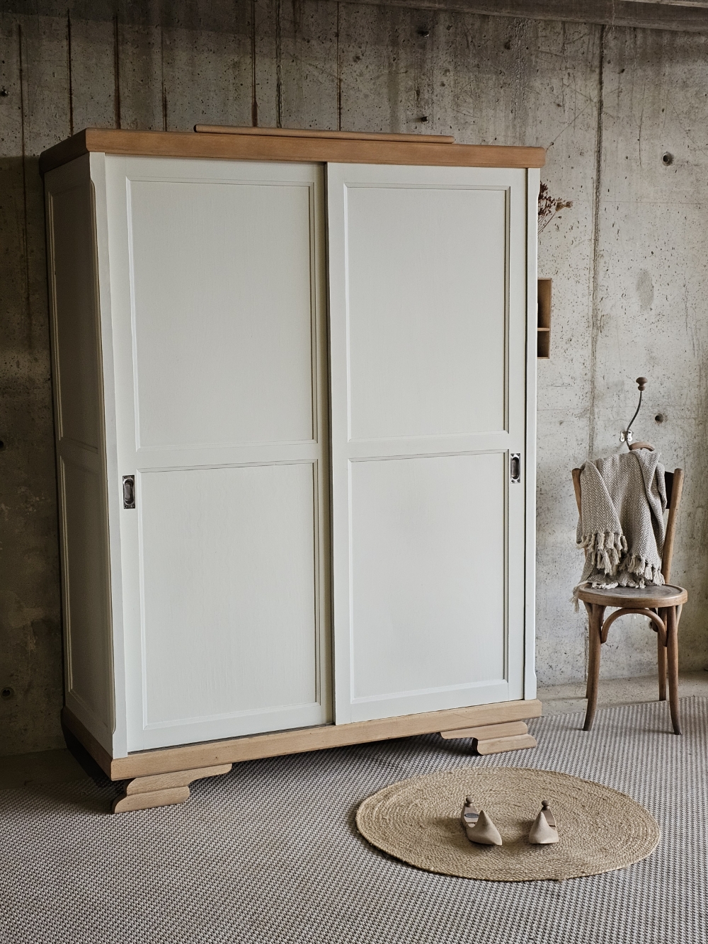 Jolie armoire ancienne en bois massif.20251206_151930