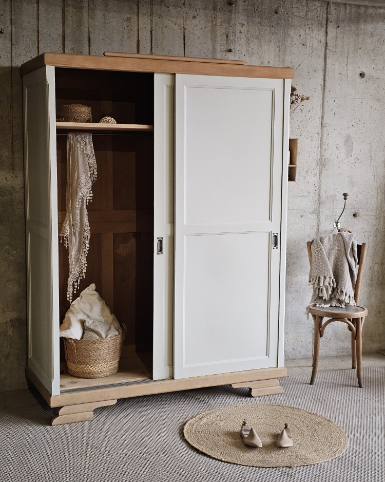 Jolie armoire ancienne en bois massif.20251206_152046