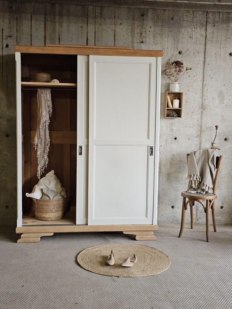 Jolie armoire ancienne en bois massif.20251206_152152