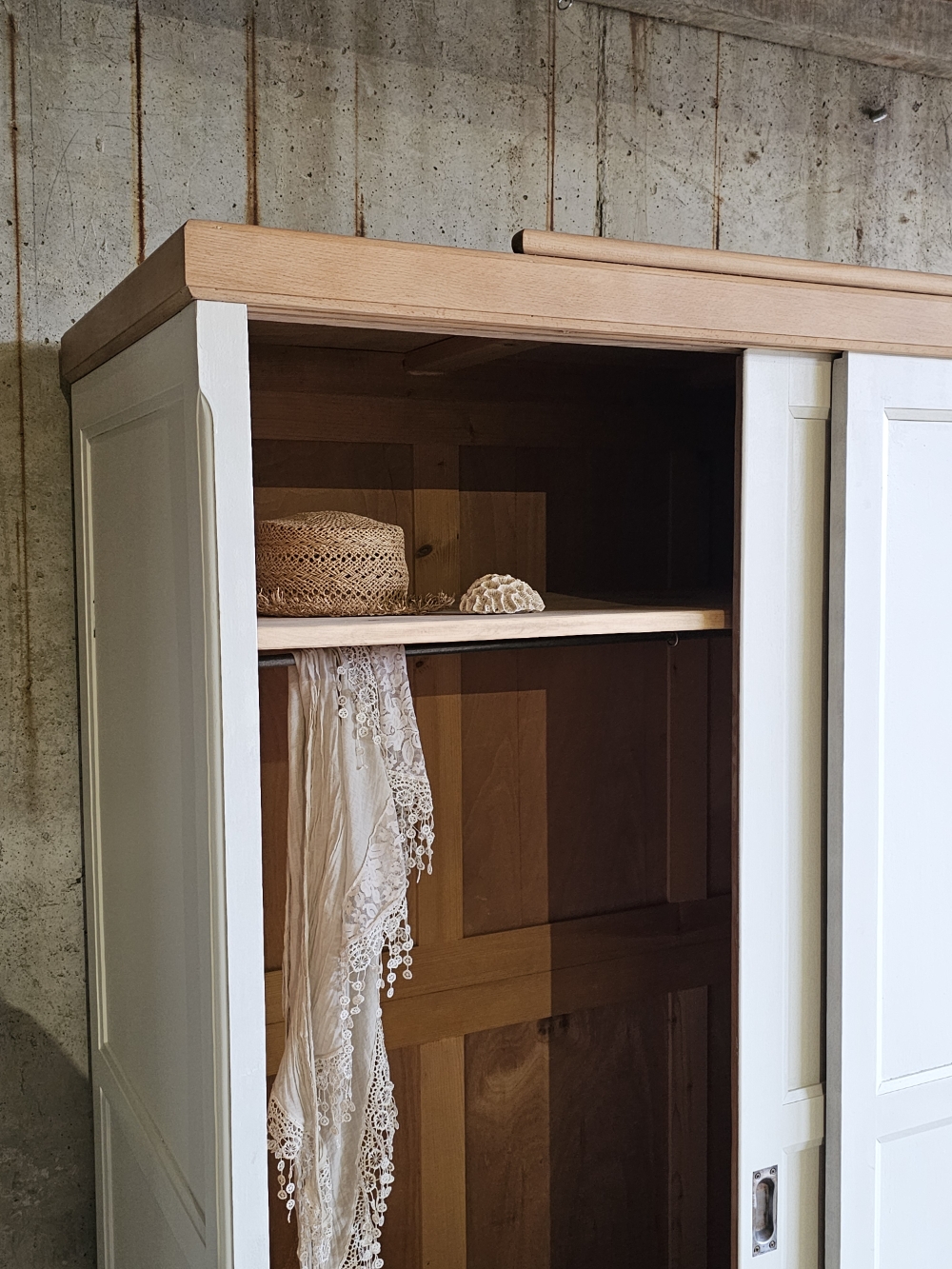 Jolie armoire ancienne en bois massif.20251206_152226