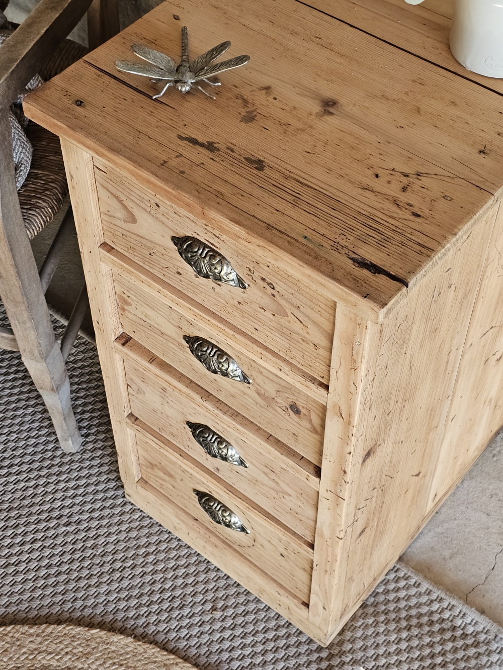 Petit meuble ancien 4 tiroirs en sapin brut20251208_141633