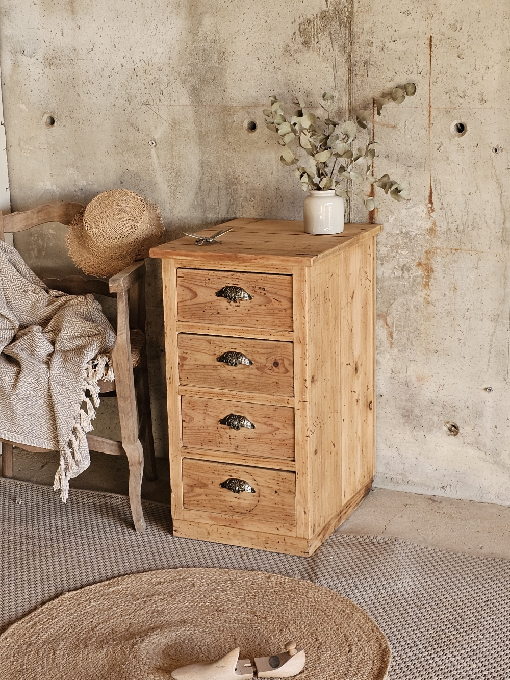Petit meuble ancien 4 tiroirs en sapin brut20251208_141452