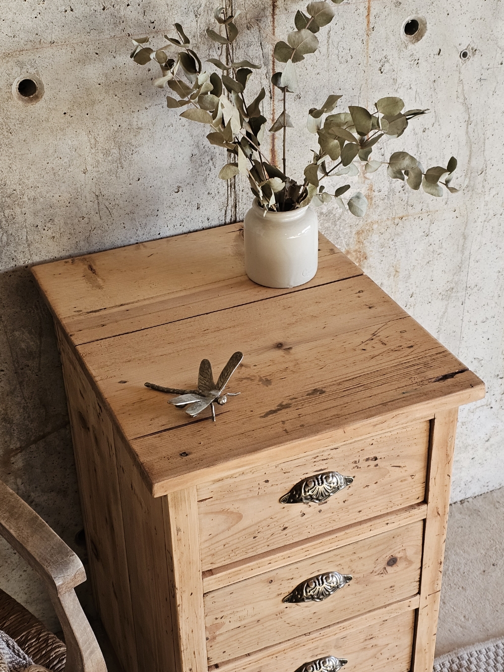 Petit meuble ancien 4 tiroirs en sapin brut20251208_141511