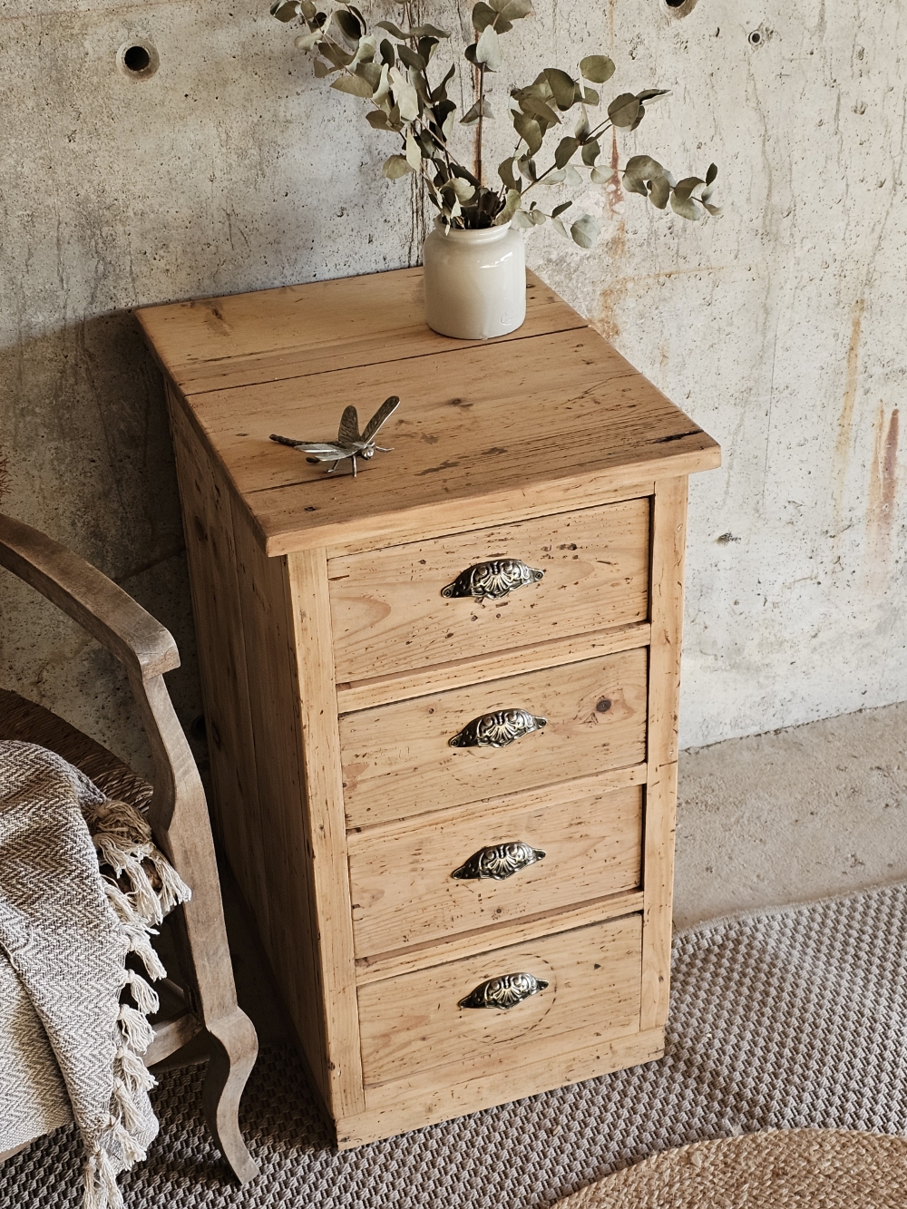 Petit meuble ancien 4 tiroirs en sapin brut20251208_141506