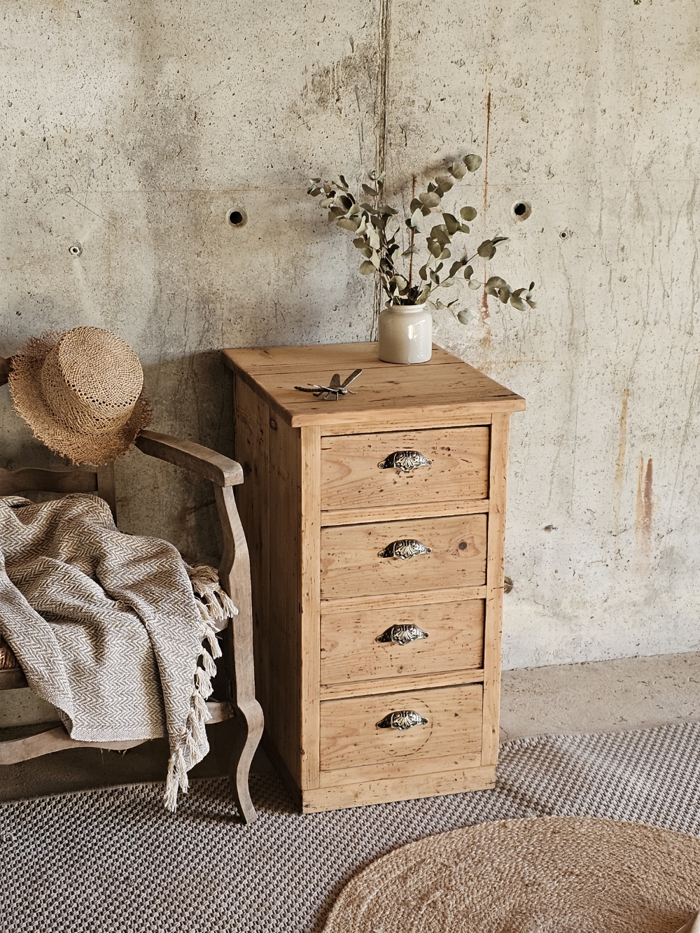 Petit meuble ancien 4 tiroirs en sapin brut20251208_141442
