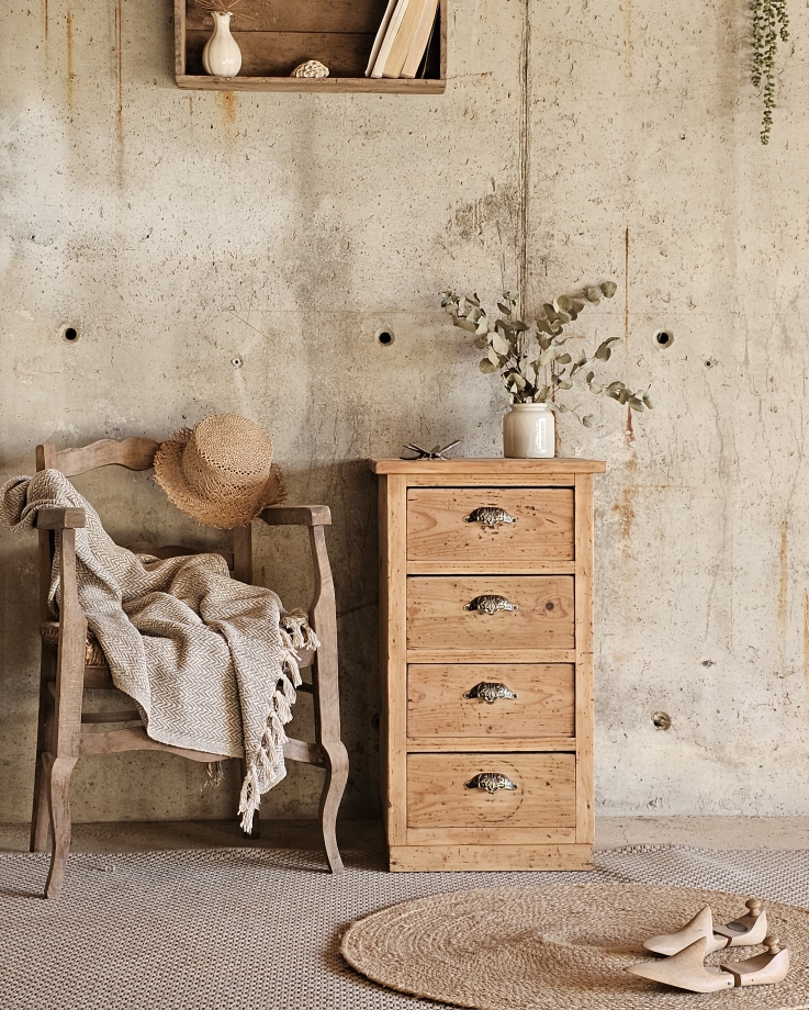 Petit meuble ancien 4 tiroirs en sapin brut20251208_141422