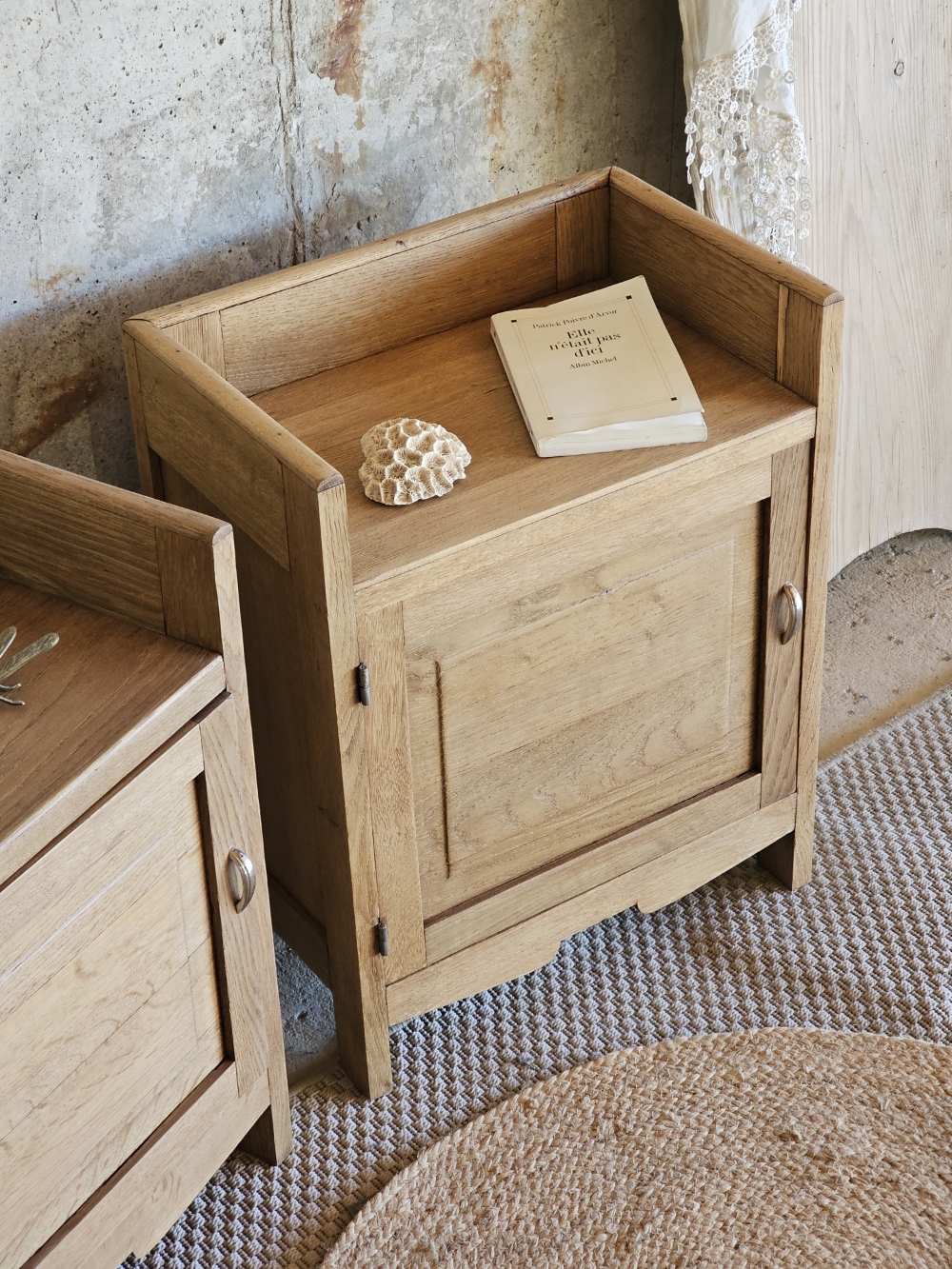 Duo de petits meubles anciens type chevets en bois massif20251213_142652