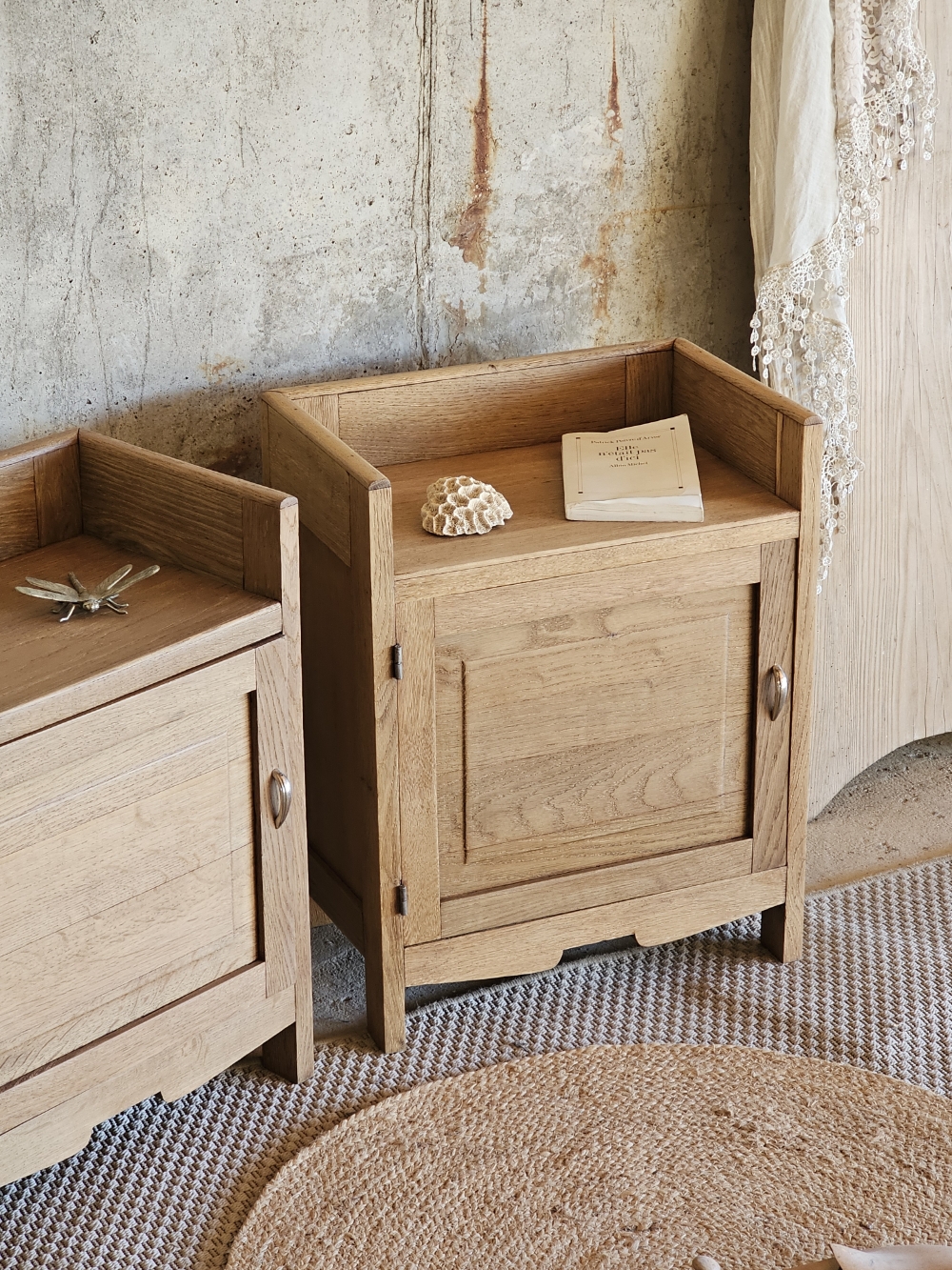 Duo de petits meubles anciens type chevets en bois massif20251213_142638