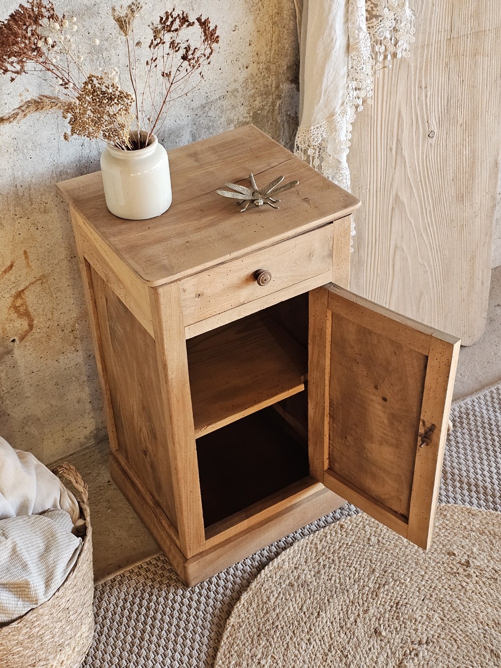 Petit meuble d’appoint ancien en noyer massif20251213_151537