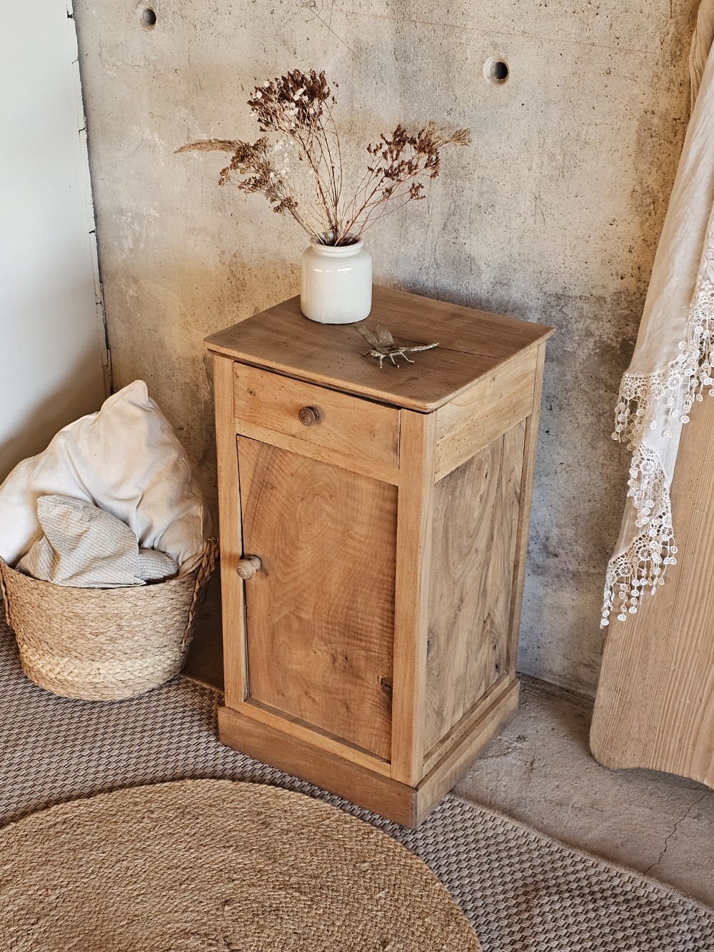 Petit meuble d’appoint ancien en noyer massif20251213_151502