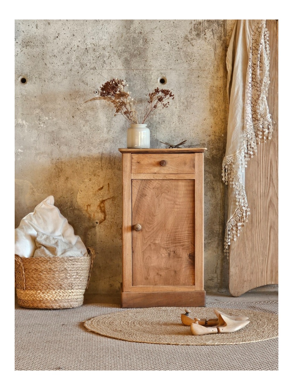 Petit meuble d’appoint ancien en noyer massif20251213_151349