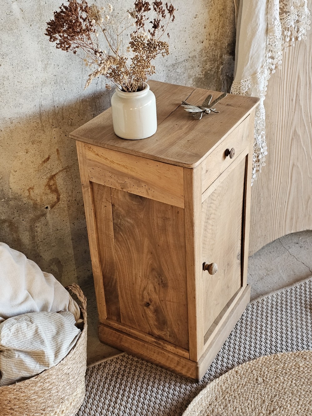 Petit meuble d’appoint ancien en noyer massif20251213_151623