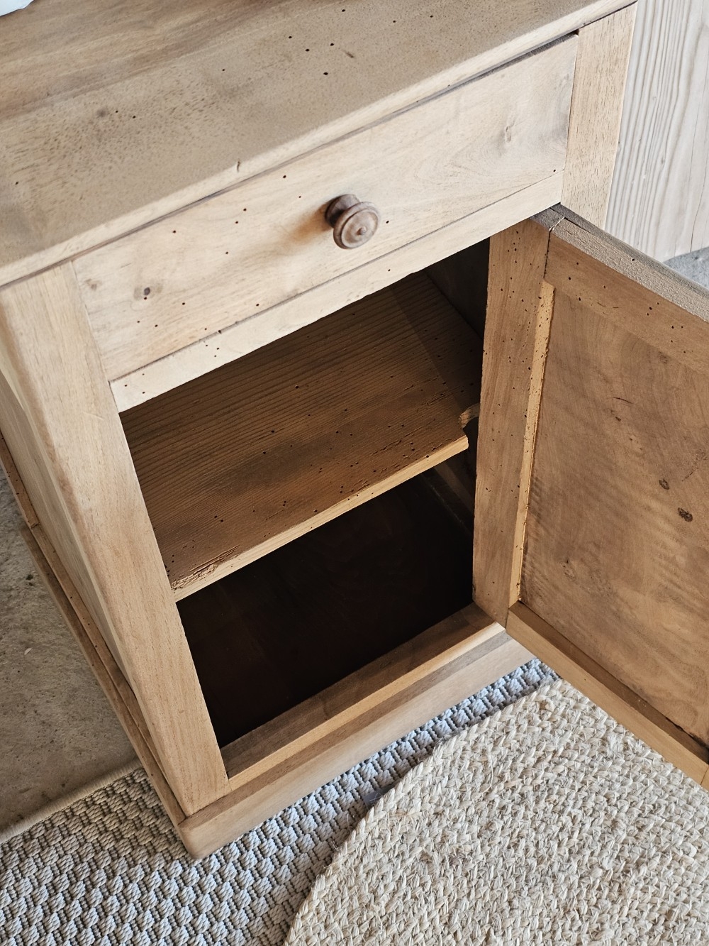 Petit meuble d’appoint ancien en noyer massif20251213_151544