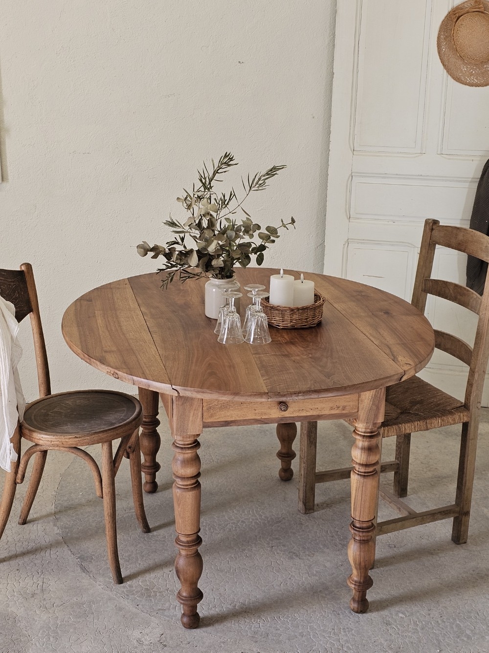 Table ovale ancienne en bois massif avec tiroir 20260201_112208(1)