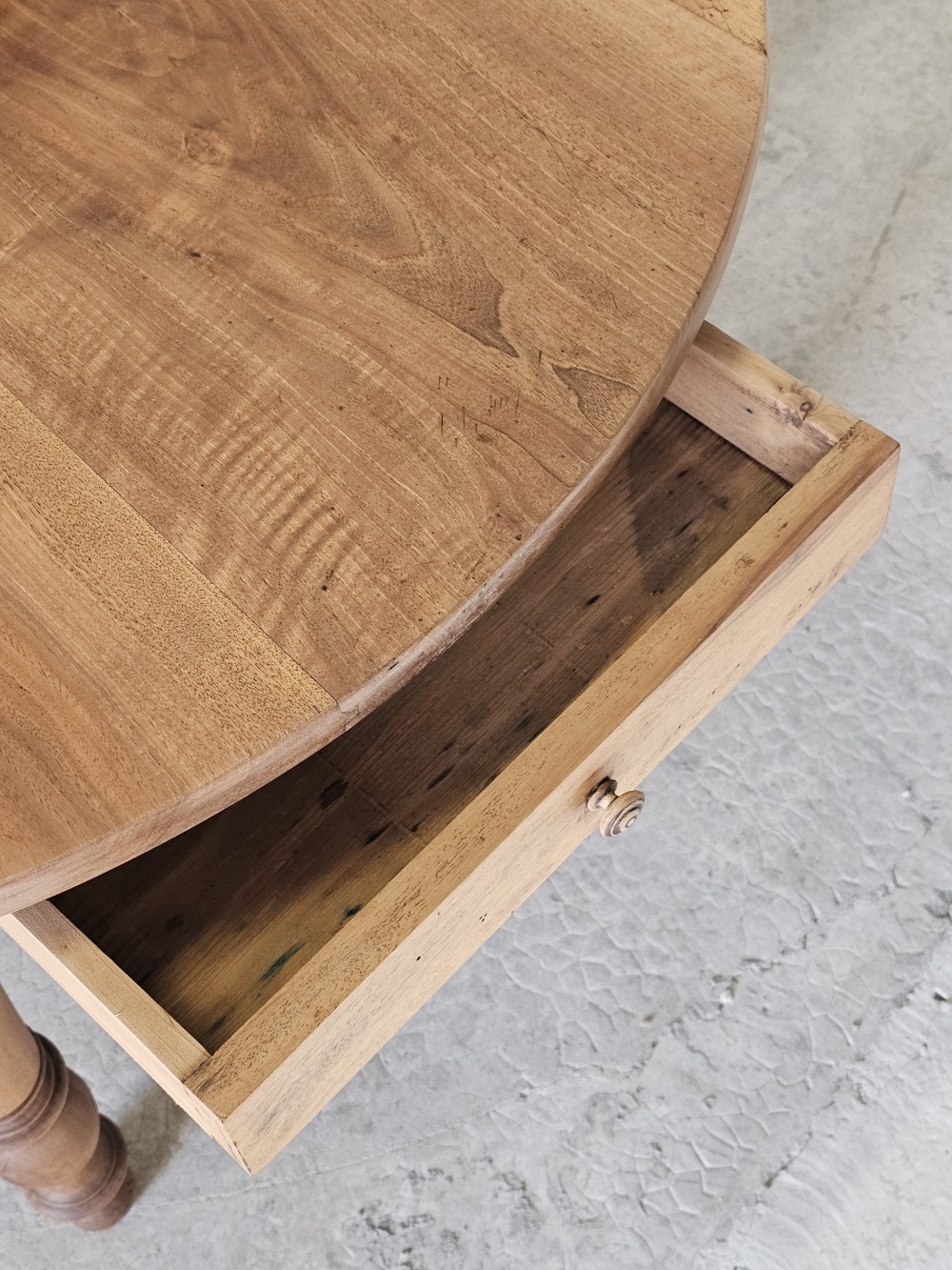 Table ovale ancienne en bois massif avec tiroir 20260201_112251(1)