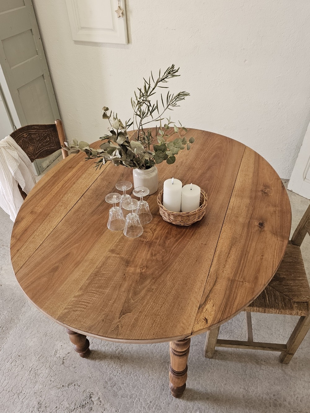Table ovale ancienne en bois massif avec tiroir 20260201_112323(1)
