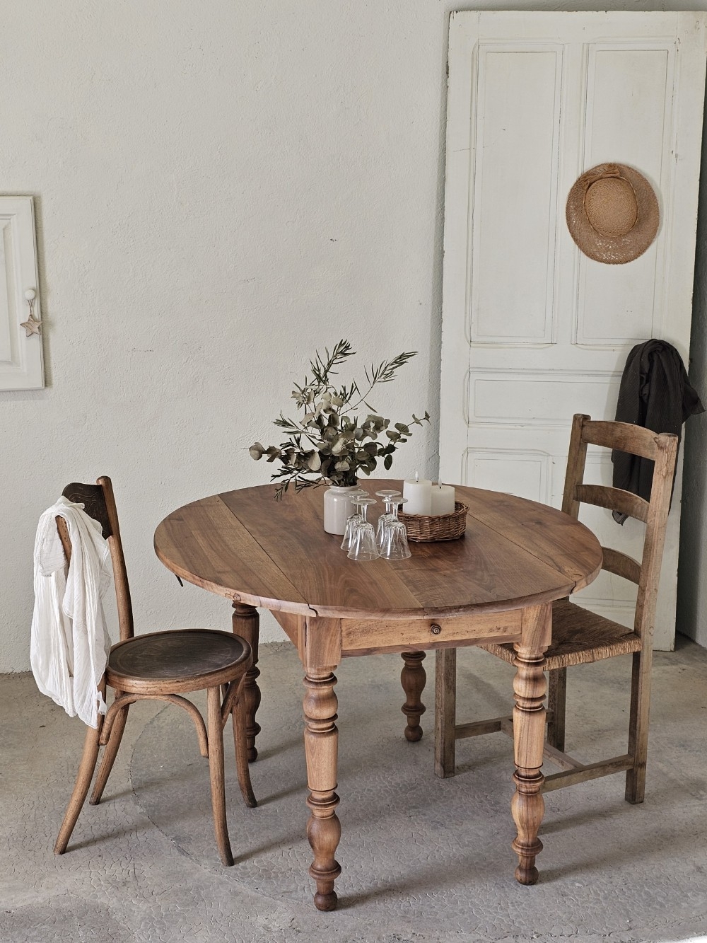 Table ovale ancienne en bois massif avec tiroir 20260201_111525(1)