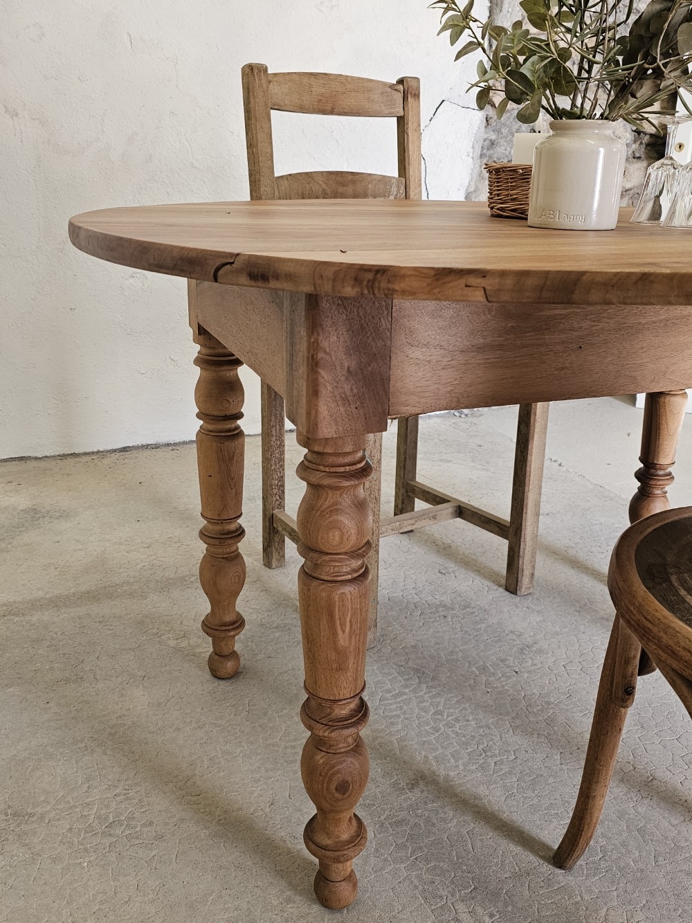 Table ovale ancienne en bois massif avec tiroir 20260201_112453(1)