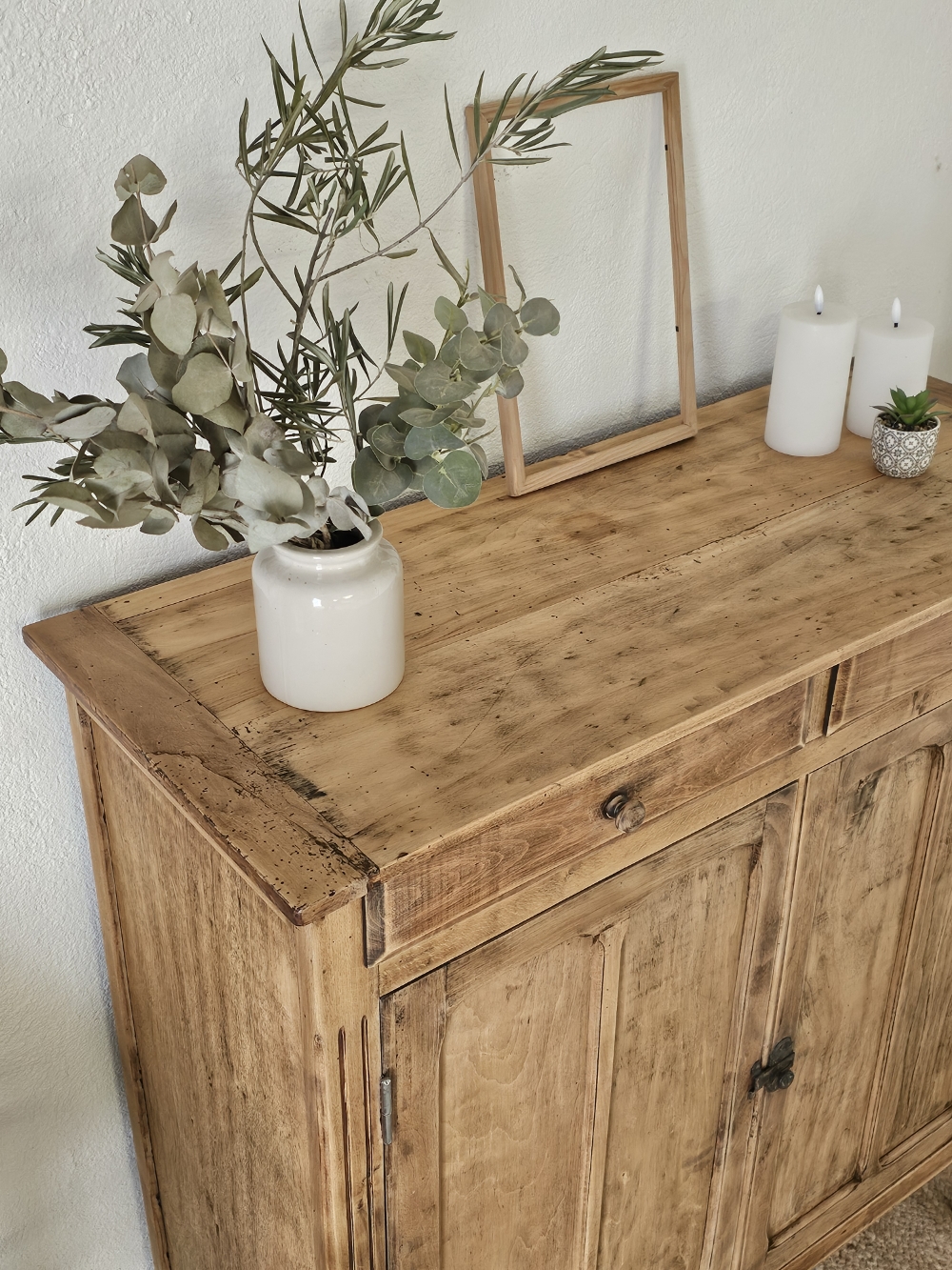 Buffet parisien en bois patiné , trois étagères et deux tiroirs . Livraison France entière .Pièce unique 20260201_135600