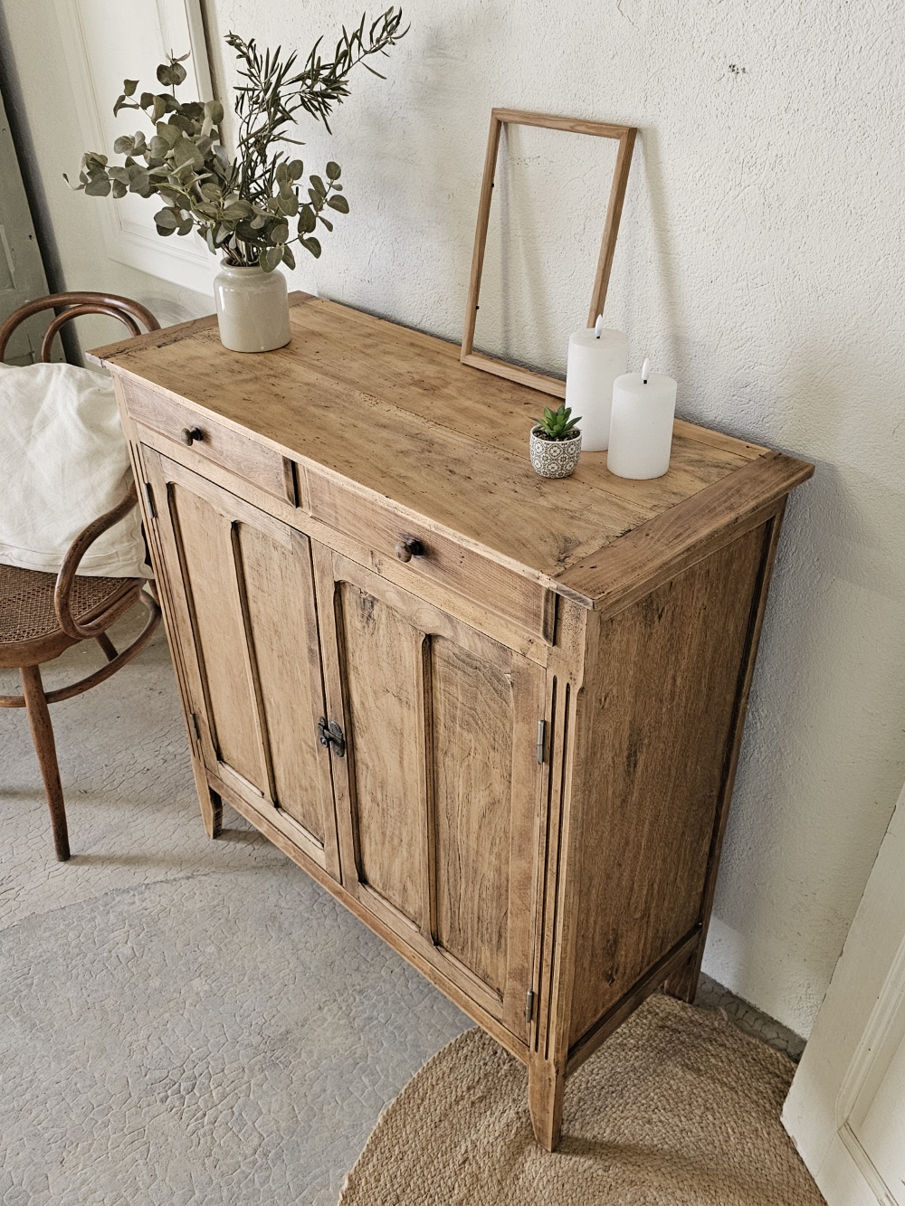 Buffet parisien en bois patiné , trois étagères et deux tiroirs . Livraison France entière .Pièce unique 20260201_135610