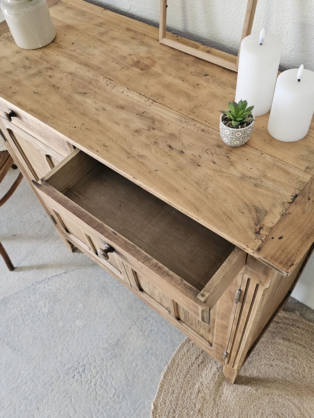 Buffet parisien en bois patiné , trois étagères et deux tiroirs . Livraison France entière .Pièce unique 20260201_135618