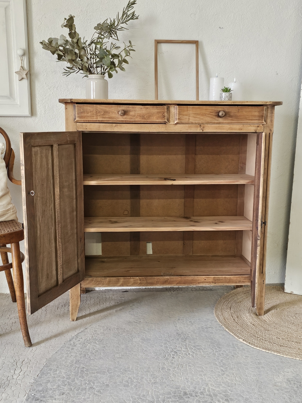 Buffet parisien en bois patiné , trois étagères et deux tiroirs . Livraison France entière .Pièce unique 20260201_135755
