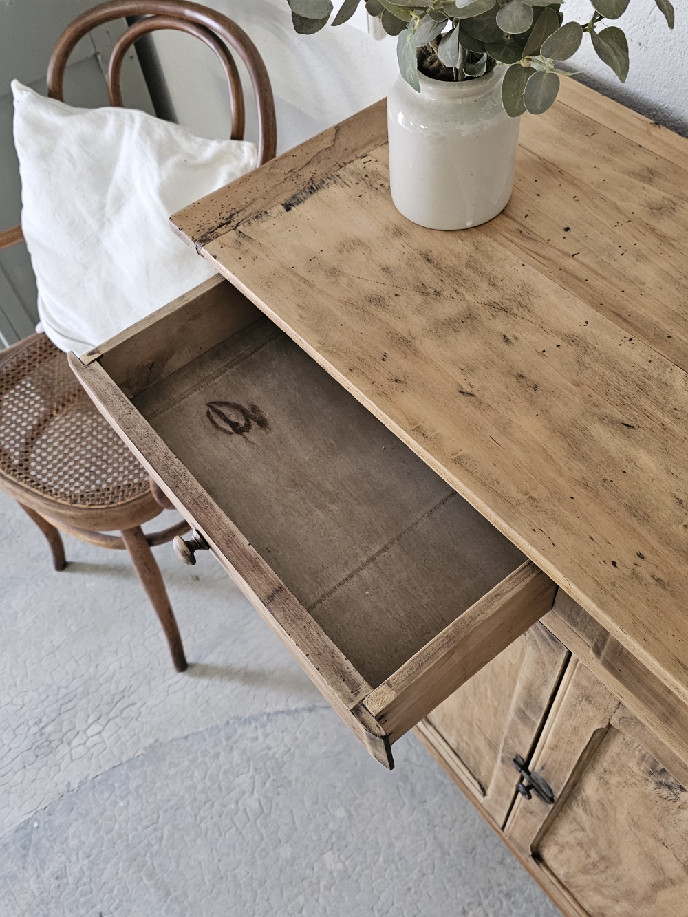 Buffet parisien en bois patiné , trois étagères et deux tiroirs . Livraison France entière .Pièce unique 20260201_135634