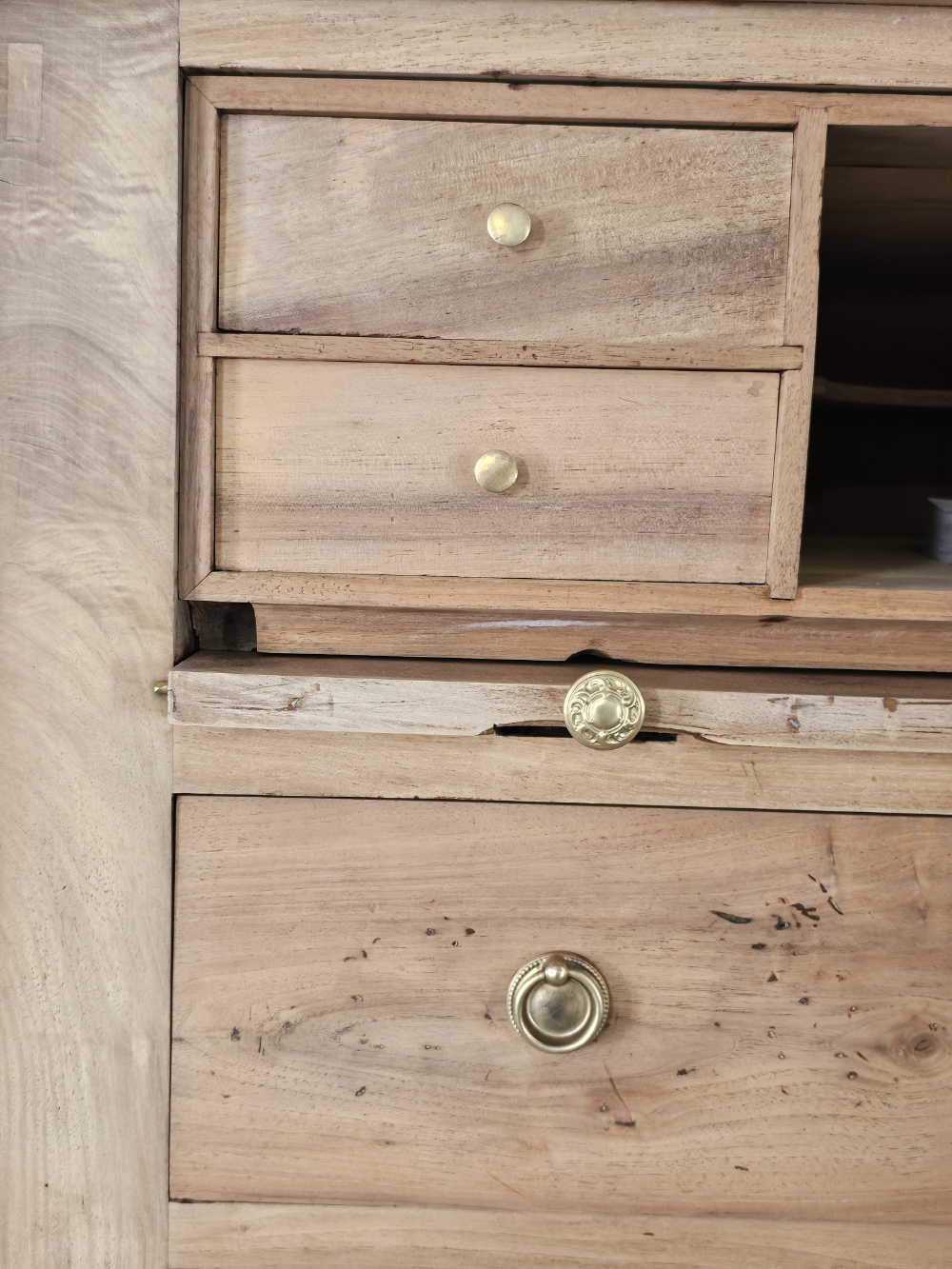 Ancienne commode secretaire en noyer massif et sapin20260224_145755