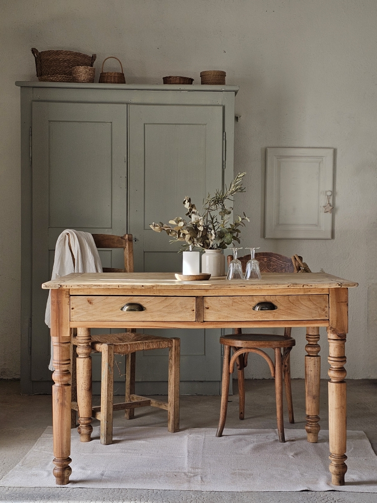Ancienne table en bois massif -2 tiroirs 20260227_113641