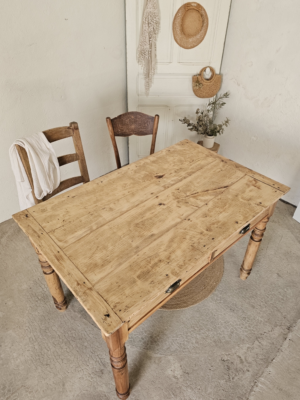 Ancienne table en bois massif -2 tiroirs 20260227_120607