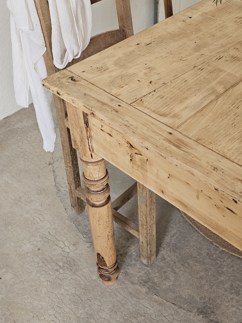 Ancienne table en bois massif -2 tiroirs 20260227_115626