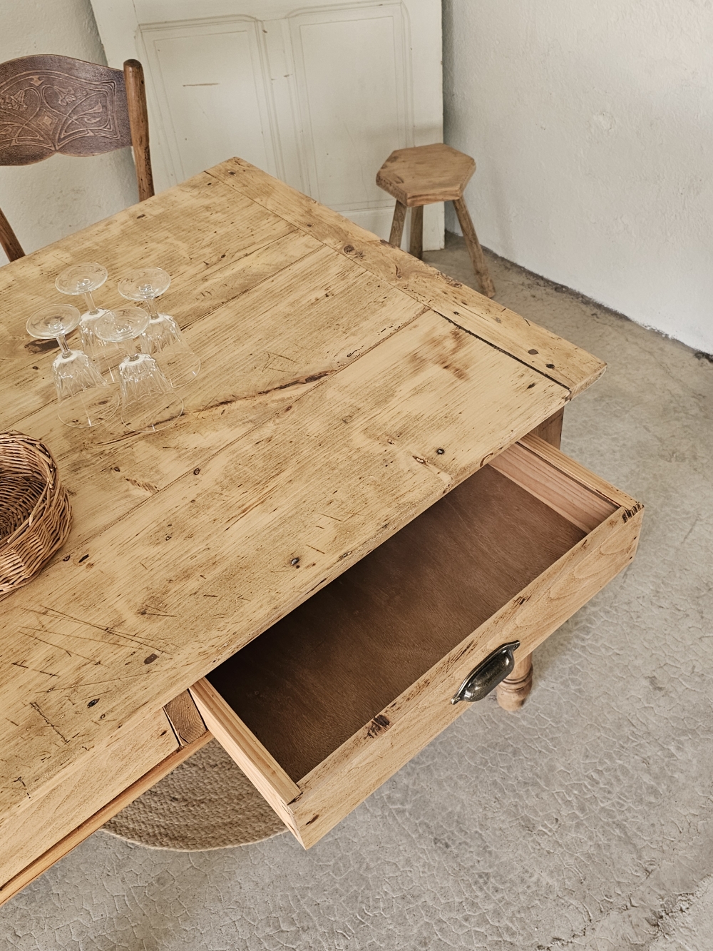 Ancienne table en bois massif -2 tiroirs 20260227_115545
